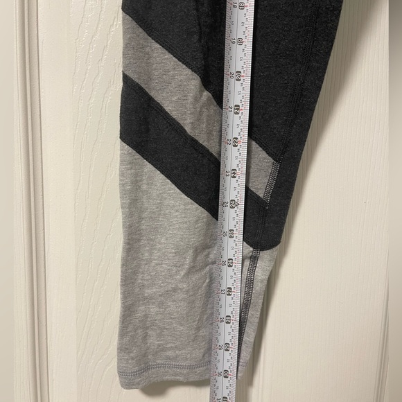 Gap Fit gray leggings excellent used condition. - Picture 4 of 6